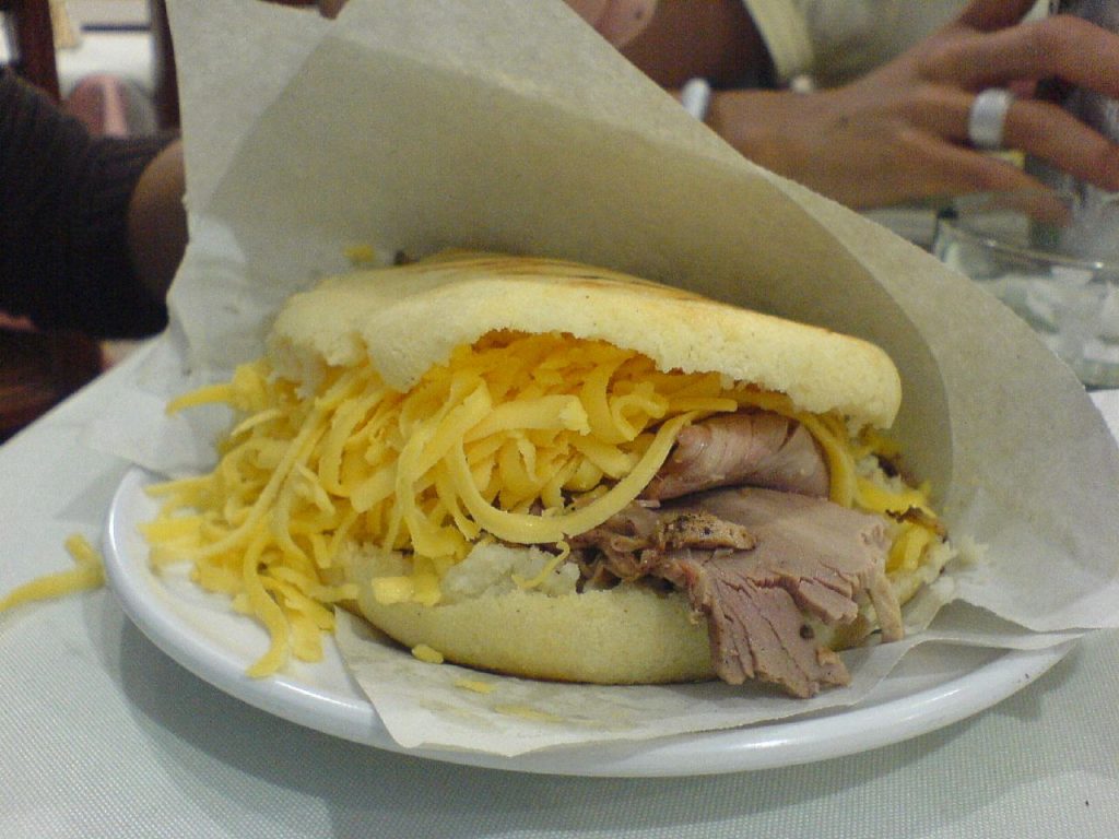 Arepa rellena de queso amarillo y cochino |Foto: https://commons.wikimedia.org/