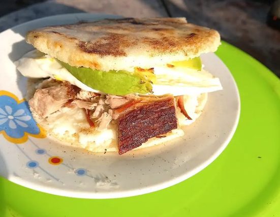 Arepa con cochino, aguacate y queso de mano. Los Chicharrones de Pirto |Foto: Julio Pirto