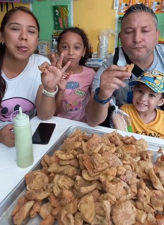 Parte de nuestros clientes degustando los Chicharrones de Pirto |Foto: Julio Pirto