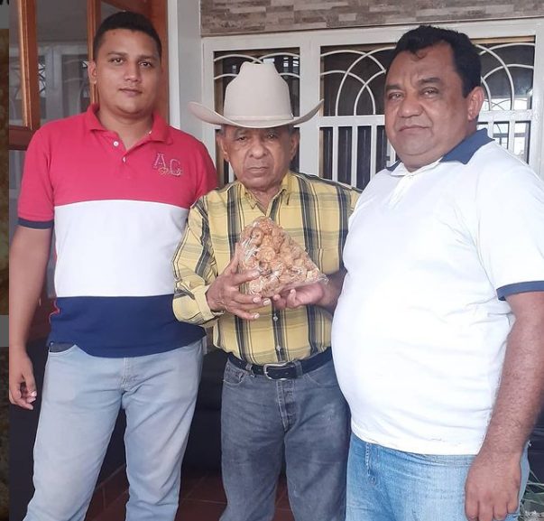 Gloria del folclore llanero Francisco Montoya “El Tigre de Payara” recibe su delivery Chicharrones de Pirto |Foto: Julio Pirto