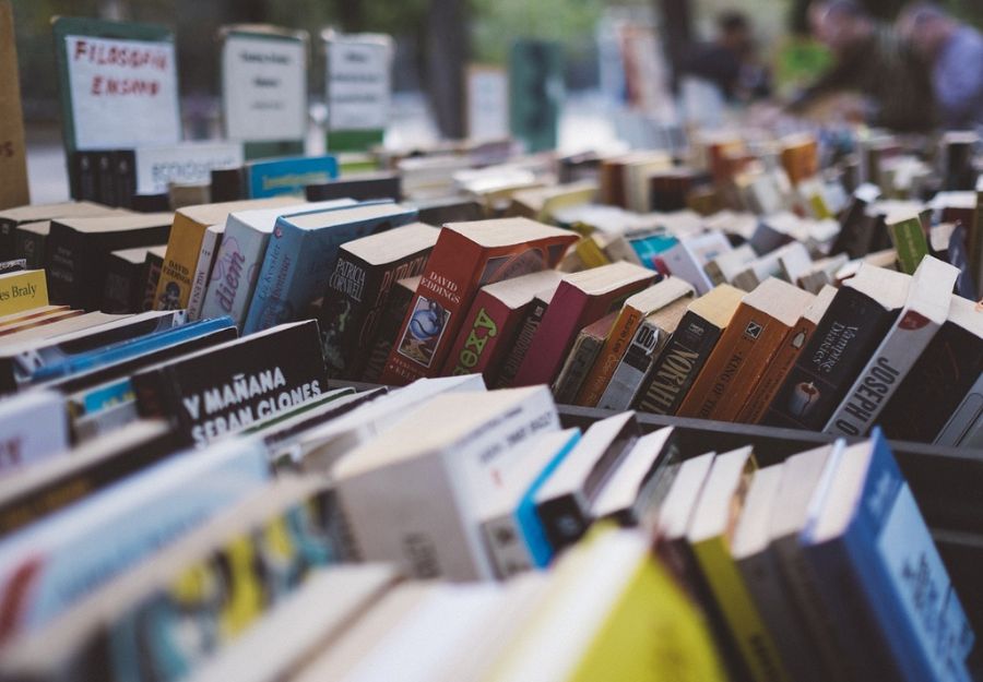 libros apilados en una biblioteca. libros como repositorios del conocimiento y la base del pensamiento crítico