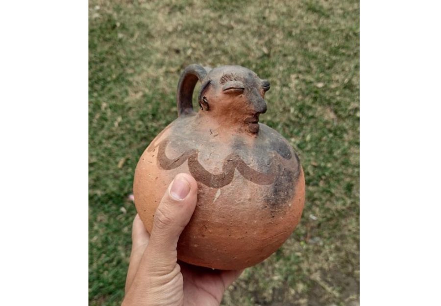 Fotografía 1: Jeyson A Moreno Bernal. Alcancía elaborada en cerámica con representación prehispánica, Guateque- Boyacá.