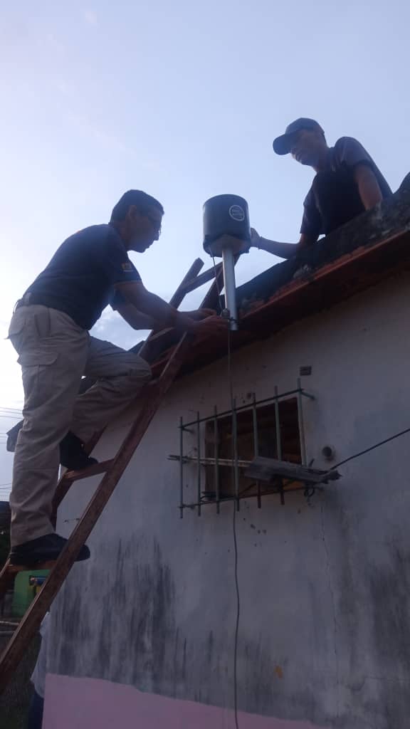 Foto: Jorge Marquina. Instalación pluviómetro balancín, San Sebastián de los Reyes, estado Aragua, octubre 2023.