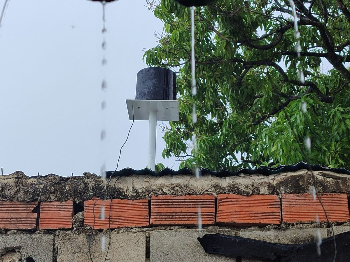 Foto: Jorge Marquina. Pluviómetro balancín, comunidad de Paraparal estado Aragua, abril 2024