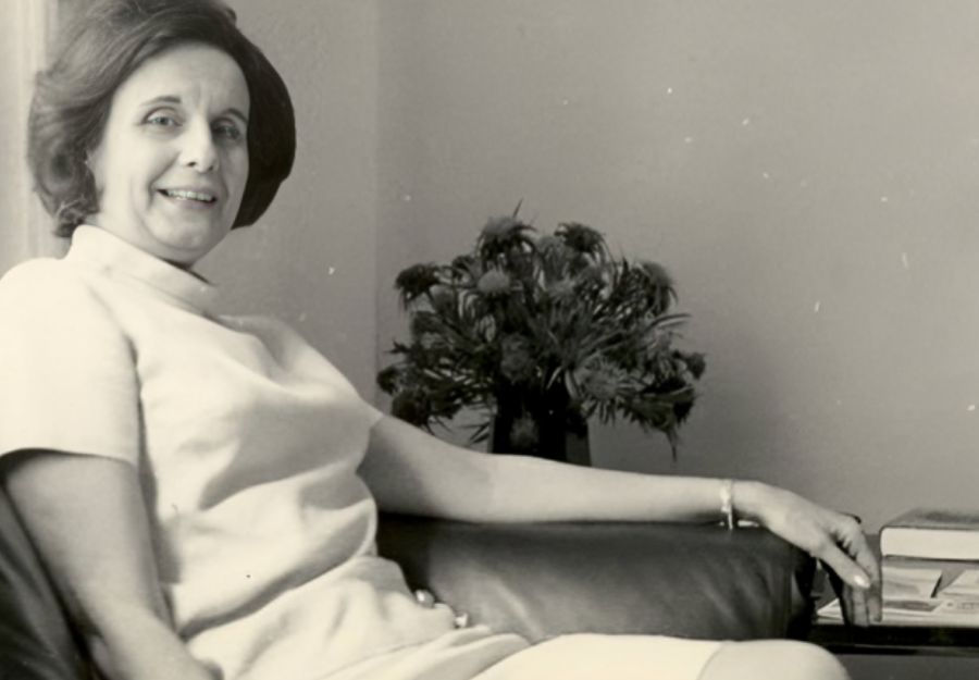 Contiene imagen de la escritora venezolana Gloria Stolk