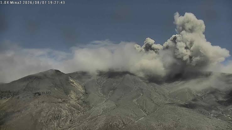 Figura 4. Emisión de ceniza en el volcán Puracé. La altura y dispersión de las emisiones son parámetros de interés para el monitoreo.(SGC)